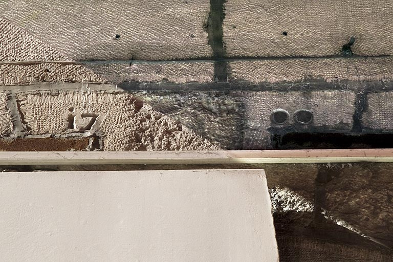 Façade antérieure : détail du chronogramme au-dessus de l'entrée. © Yves Sancey / Région Bourgogne-Franche-Comté, Inventaire du patrimoine - 2012