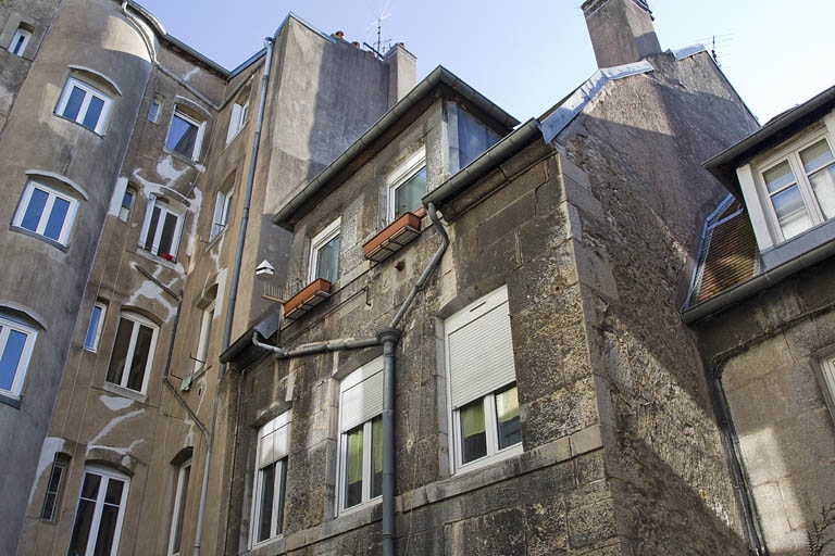 Deuxième cour : façade postérieure du premier logis secondaire. © Yves Sancey / Région Bourgogne-Franche-Comté, Inventaire du patrimoine - 2012