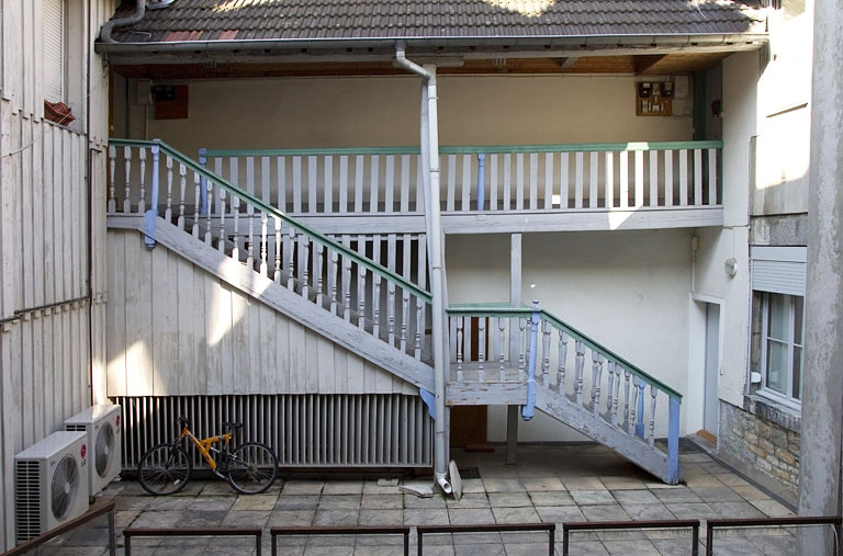 Première cour (couverte) : vue de l'escalier à cage ouverte. © Yves Sancey / Région Bourgogne-Franche-Comté, Inventaire du patrimoine - 2012