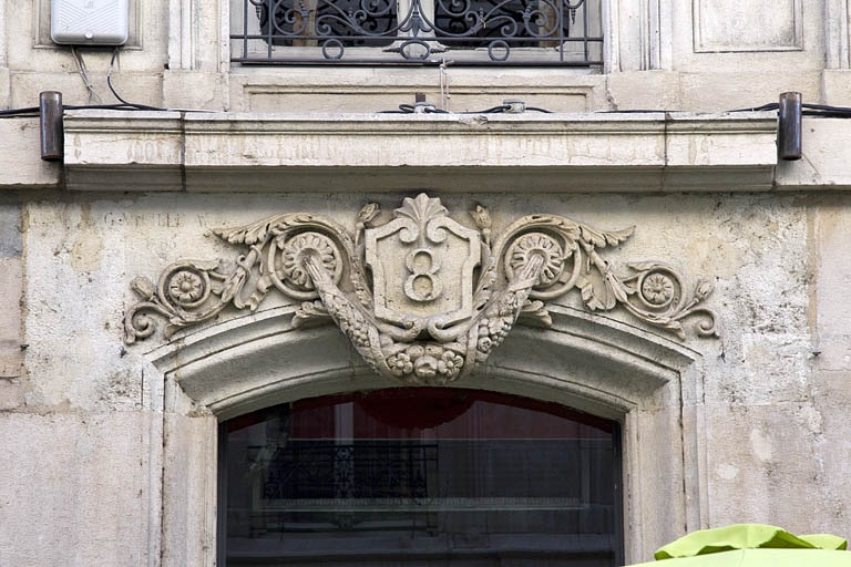 Façade antérieure, porte du couloir : détail du décor du linteau. © Yves Sancey / Région Bourgogne-Franche-Comté, Inventaire du patrimoine - 2012