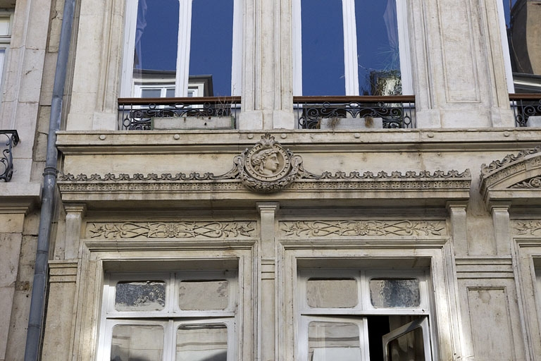 Façade antérieure, premier étage : détail de la frise de la partie gauche. © Yves Sancey / Région Bourgogne-Franche-Comté, Inventaire du patrimoine - 2012