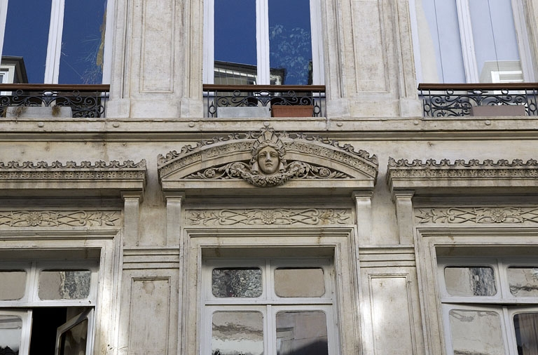 Façade antérieure, premier étage : détail du fronton sur la fenêtre centrale. © Yves Sancey / Région Bourgogne-Franche-Comté, Inventaire du patrimoine - 2012
