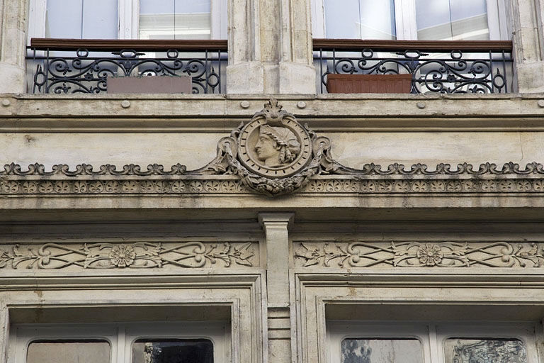 Façade antérieure, premier étage : partie droite, détail du médaillon ornant la frise. © Yves Sancey / Région Bourgogne-Franche-Comté, Inventaire du patrimoine - 2012