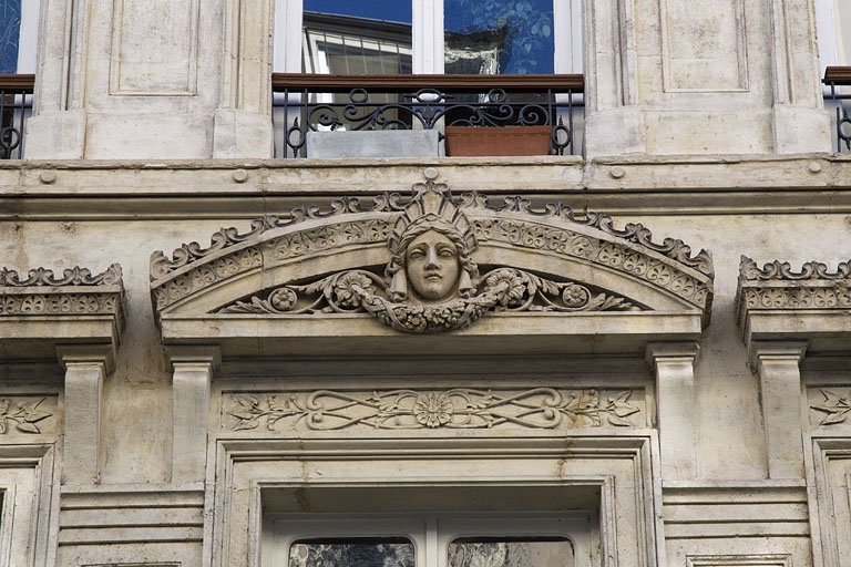 Façade antérieure, premier étage : détail du décor du fronton de la fenêtre centrale. © Yves Sancey / Région Bourgogne-Franche-Comté, Inventaire du patrimoine - 2012