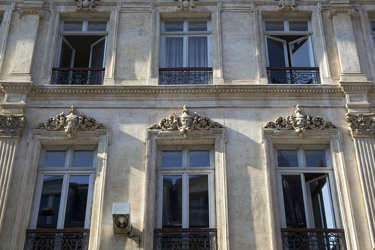 Façade antérieure, rue Proudhon, deuxième étage : détail des trois fenêtres du milieu. © Yves Sancey / Région Bourgogne-Franche-Comté, Inventaire du patrimoine - 2012