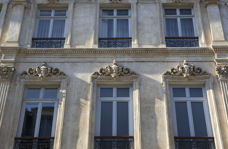 Façade antérieure, rue Proudhon, deuxième étage : détail des trois fenêtres de droite. © Yves Sancey / Région Bourgogne-Franche-Comté, Inventaire du patrimoine - 2012