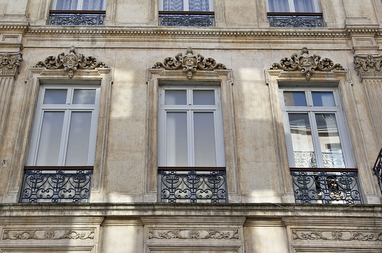 Façade antérieure : vue d'une partie du deuxième étage et des linteaux de fenêtres du premier étage. © Yves Sancey / Région Bourgogne-Franche-Comté, Inventaire du patrimoine - 2012