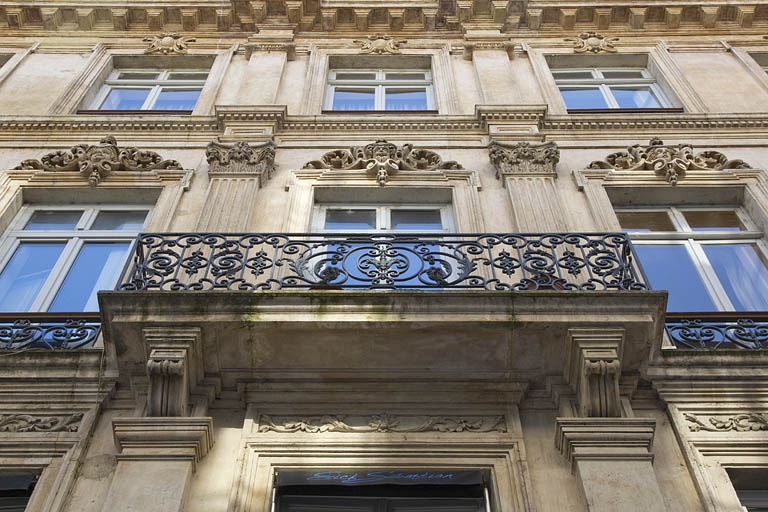 Façade antérieure, rue Morand : vue de la partie centrale en contre plongée. © Yves Sancey / Région Bourgogne-Franche-Comté, Inventaire du patrimoine - 2012
