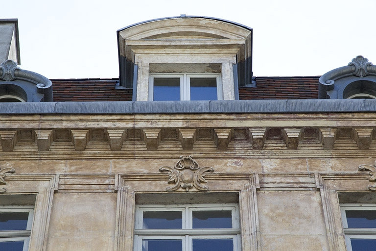Façade antérieure : détail du décor d'un linteau de fenêtre du troisième étage. © Yves Sancey / Région Bourgogne-Franche-Comté, Inventaire du patrimoine - 2012