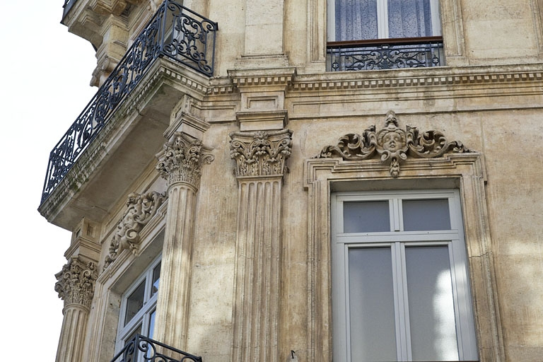 Façade antérieure : détail du pan coupé au niveau du deuxième étage. © Yves Sancey / Région Bourgogne-Franche-Comté, Inventaire du patrimoine - 2012