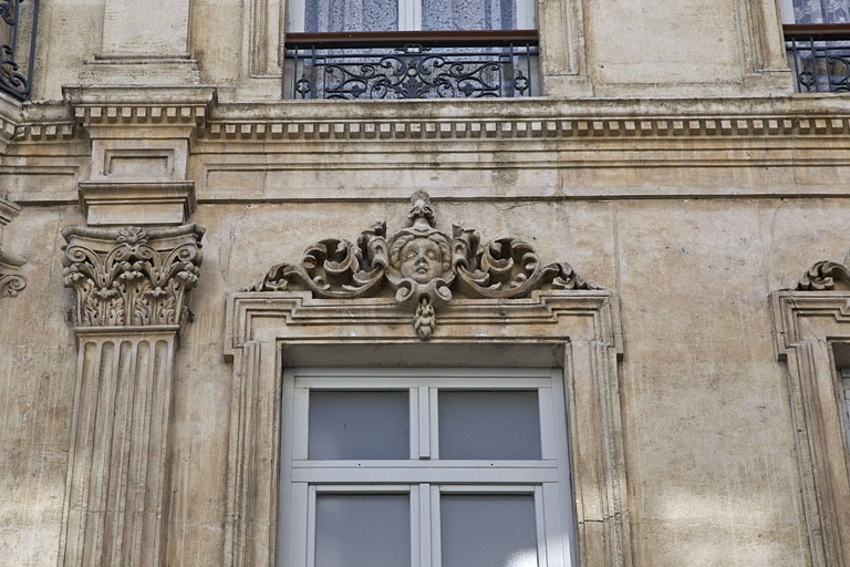 Façade antérieure : détail d'un mascaron sur le linteau d'une fenêtre du deuxième étage. © Yves Sancey / Région Bourgogne-Franche-Comté, Inventaire du patrimoine - 2012