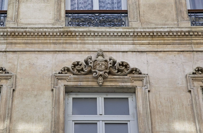 Façade antérieure : détail d'un mascaron sur le linteau d'une fenêtre du deuxième étage. © Yves Sancey / Région Bourgogne-Franche-Comté, Inventaire du patrimoine - 2012