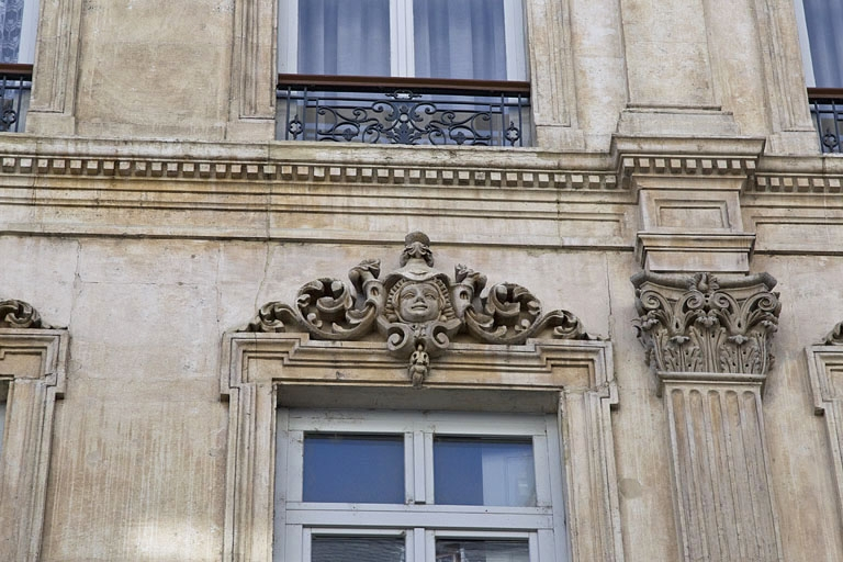 Façade antérieure : détail d'un mascaron sur le linteau d'une fenêtre du deuxième étage. © Yves Sancey / Région Bourgogne-Franche-Comté, Inventaire du patrimoine - 2012