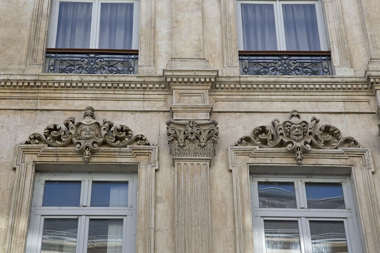 Façade antérieure : détail de deux mascarons sur les linteaux de deux fenêtres du deuxième étage. © Yves Sancey / Région Bourgogne-Franche-Comté, Inventaire du patrimoine - 2012