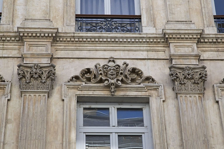 Façade antérieure : détail d'un mascaron sur le linteau d'une fenêtre du deuxième étage. © Yves Sancey / Région Bourgogne-Franche-Comté, Inventaire du patrimoine - 2012