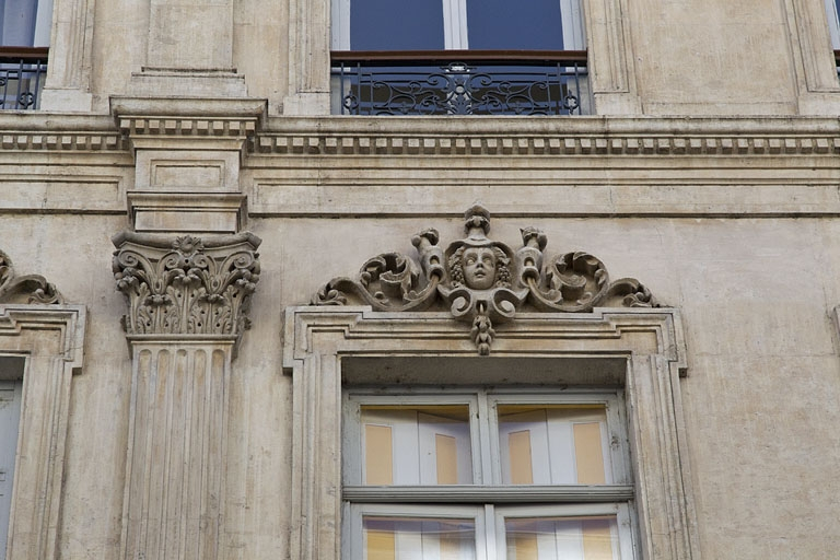 Façade antérieure : détail d'un mascaron sur le linteau d'une fenêtre du deuxième étage. © Yves Sancey / Région Bourgogne-Franche-Comté, Inventaire du patrimoine - 2012