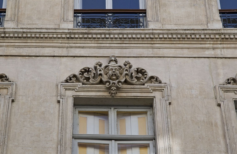 Façade antérieure : détail d'un mascaron sur le linteau d'une fenêtre du deuxième étage. © Yves Sancey / Région Bourgogne-Franche-Comté, Inventaire du patrimoine - 2012
