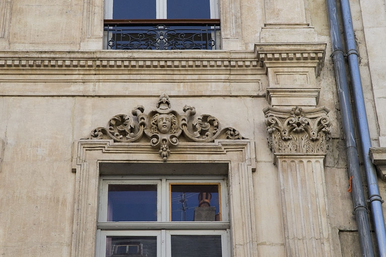 Façade antérieure : détail d'un mascaron sur le linteau d'une fenêtre du deuxième étage. © Yves Sancey / Région Bourgogne-Franche-Comté, Inventaire du patrimoine - 2012