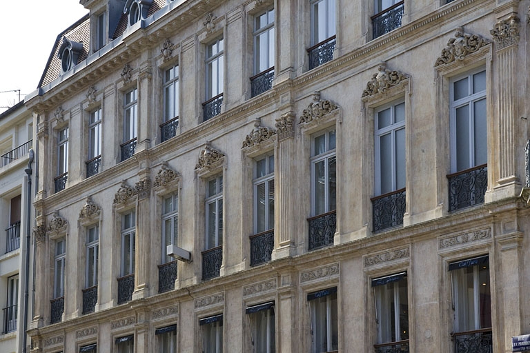 Façade antérieure, rue Proudhon : vue des deuxième et troisième étages, de trois quarts droit. © Yves Sancey / Région Bourgogne-Franche-Comté, Inventaire du patrimoine - 2012