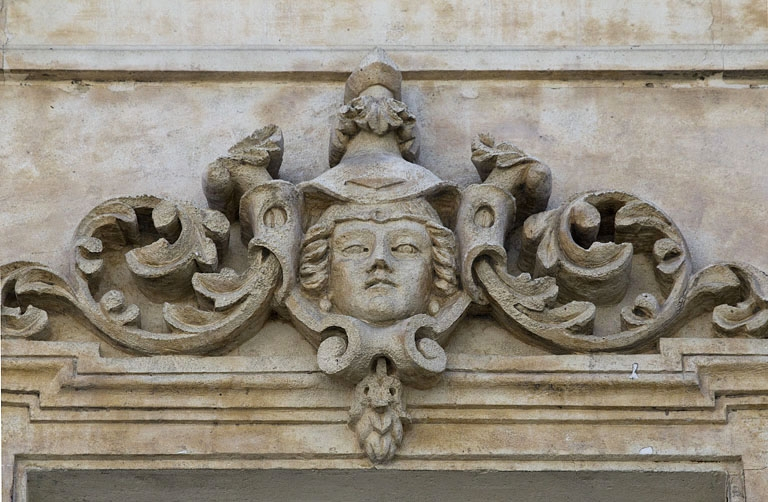 Façade antérieure, vue rapprochée d'un mascaron sur une fenêtre du deuxième étage : personnage féminin. © Yves Sancey / Région Bourgogne-Franche-Comté, Inventaire du patrimoine - 2012