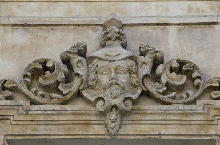 Façade antérieure, vue rapprochée d'un mascaron sur une fenêtre du deuxième étage : personnage masculin. © Yves Sancey / Région Bourgogne-Franche-Comté, Inventaire du patrimoine - 2012