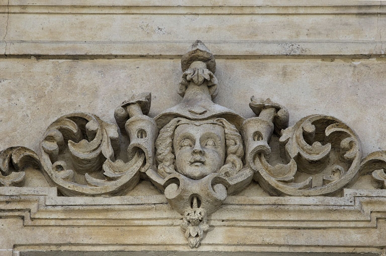 Façade antérieure, vue rapprochée d'un mascaron sur une fenêtre du deuxième étage : personnage féminin. © Yves Sancey / Région Bourgogne-Franche-Comté, Inventaire du patrimoine - 2012