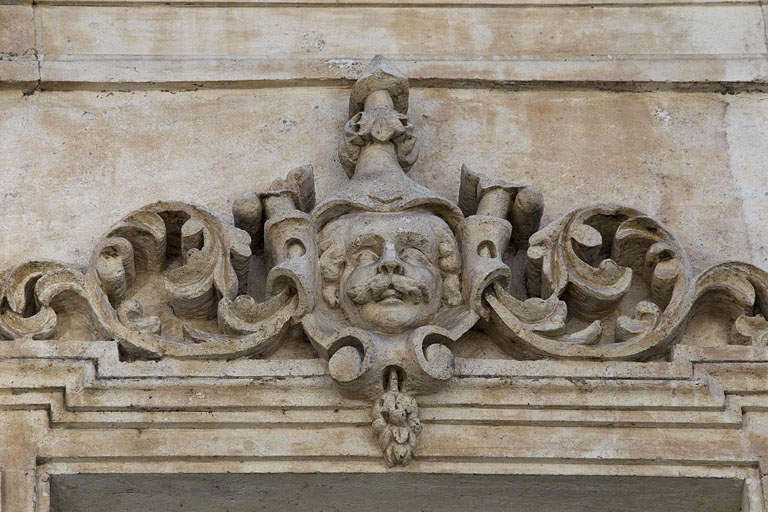 Façade antérieure, vue rapprochée d'un mascaron sur une fenêtre du deuxième étage : personnage masculin. © Yves Sancey / Région Bourgogne-Franche-Comté, Inventaire du patrimoine - 2012