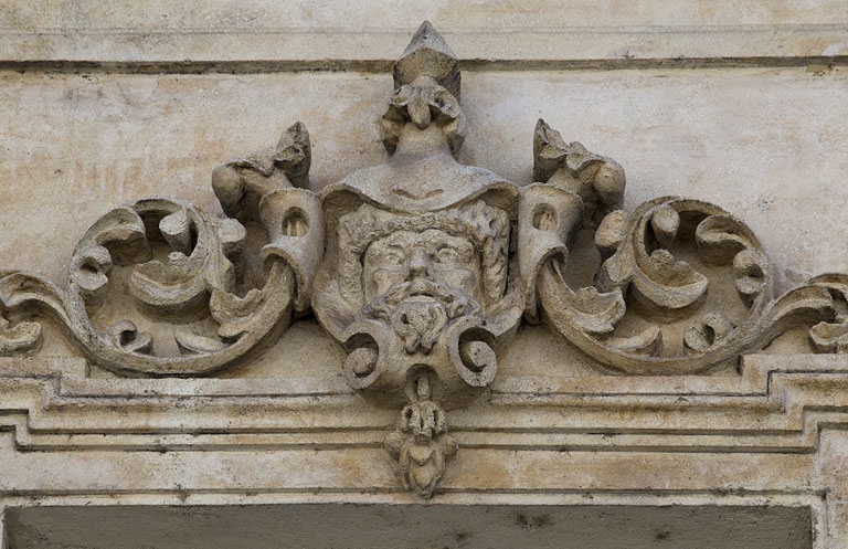 Façade antérieure, vue rapprochée d'un mascaron sur une fenêtre du deuxième étage : personnage masculin. © Yves Sancey / Région Bourgogne-Franche-Comté, Inventaire du patrimoine - 2012