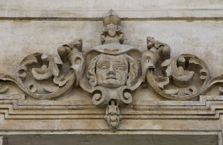 Façade antérieure, vue rapprochée d'un mascaron sur une fenêtre du deuxième étage : personnage féminin. © Yves Sancey / Région Bourgogne-Franche-Comté, Inventaire du patrimoine - 2012