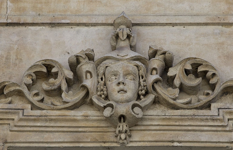 Façade antérieure, vue rapprochée d'un mascaron sur une fenêtre du deuxième étage : personnage féminin. © Yves Sancey / Région Bourgogne-Franche-Comté, Inventaire du patrimoine - 2012