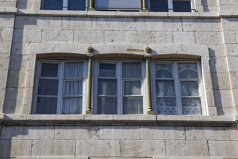 Détail d'une baie horlogère du premier étage. © Yves Sancey / Région Bourgogne-Franche-Comté, Inventaire du patrimoine - 2012