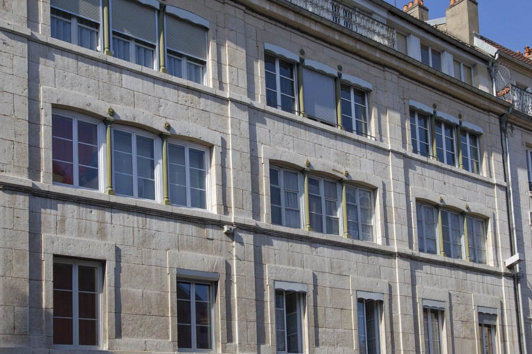 Vue d'ensemble de la façade antérieure, de trois quarts gauche. © Yves Sancey / Région Bourgogne-Franche-Comté, Inventaire du patrimoine - 2012