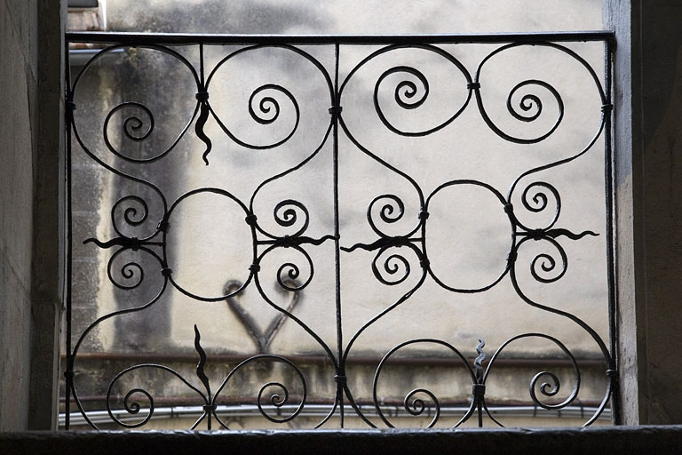 Logis principal : détail d'un garde-corps en ferronnerie de l'escalier à cage ouverte. © Yves Sancey / Région Bourgogne-Franche-Comté, Inventaire du patrimoine - 2012