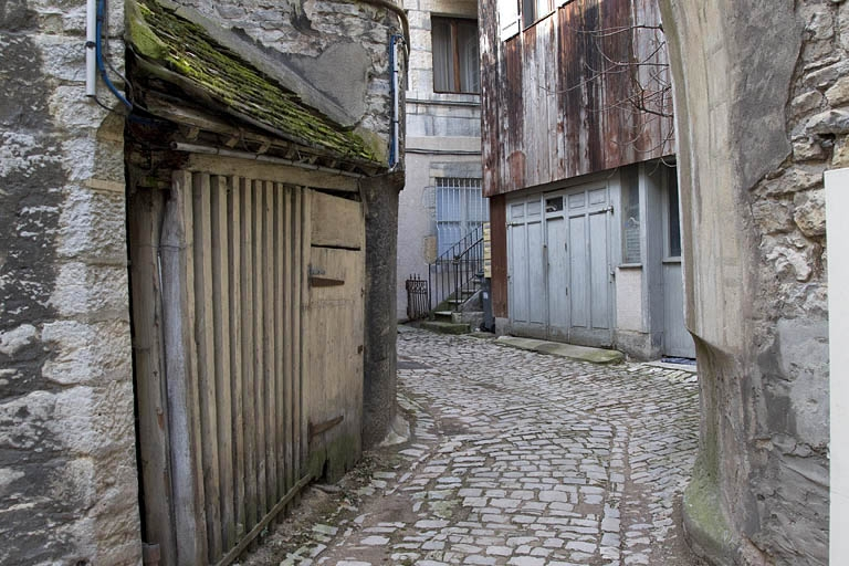 Vue du bûcher entre la deuxième et la troisième cour. © Yves Sancey / Région Bourgogne-Franche-Comté, Inventaire du patrimoine - 2012
