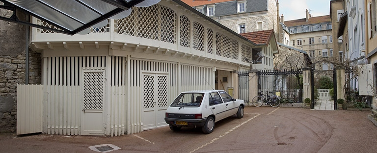 Vue d'ensemble du bûcher dans la troisième cour, de trois quarts gauche. © Yves Sancey / Région Bourgogne-Franche-Comté, Inventaire du patrimoine - 2012