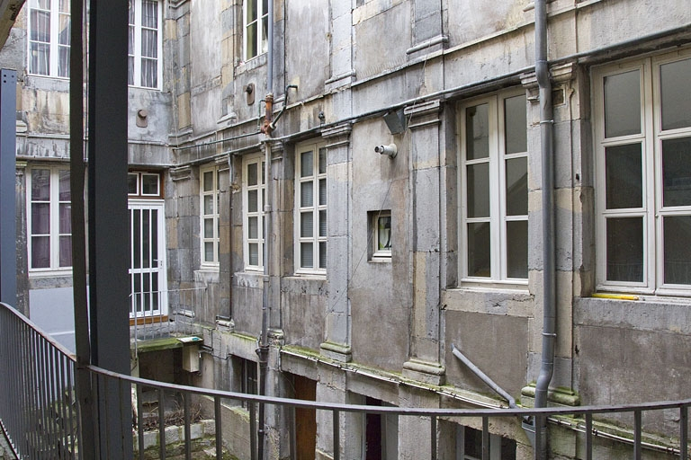 Logis secondaire, deuxième cour, vue d'ensemble de la partie basse des façades depuis l'escalier à cage ouverte : de trois quarts gauche. © Yves Sancey / Région Bourgogne-Franche-Comté, Inventaire du patrimoine - 2012