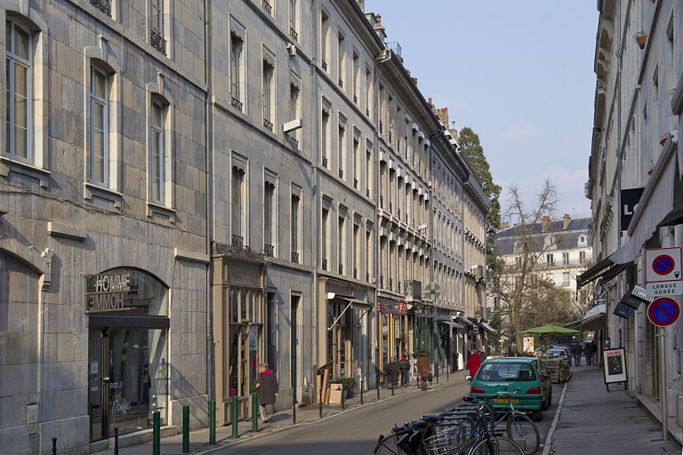 Logis principal : vue d'ensemble éloignée depuis la rue, de trois quarts gauche. © Yves Sancey / Région Bourgogne-Franche-Comté, Inventaire du patrimoine - 2012