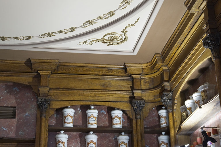 Logis principal, pharmacie : détail d'un angle du plafond et des boiseries de la boutique. © Yves Sancey / Région Bourgogne-Franche-Comté, Inventaire du patrimoine - 2012