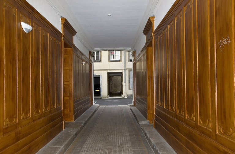 Logis principal, vue d'ensemble du passage cocher depuis l'entrée. © Yves Sancey / Région Bourgogne-Franche-Comté, Inventaire du patrimoine - 2012