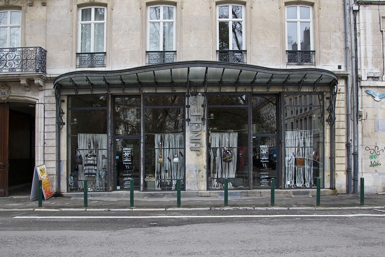 Logis principal, façade antérieure : détail de la boutique, côté rue Proudhon. © Yves Sancey / Région Bourgogne-Franche-Comté, Inventaire du patrimoine - 2012