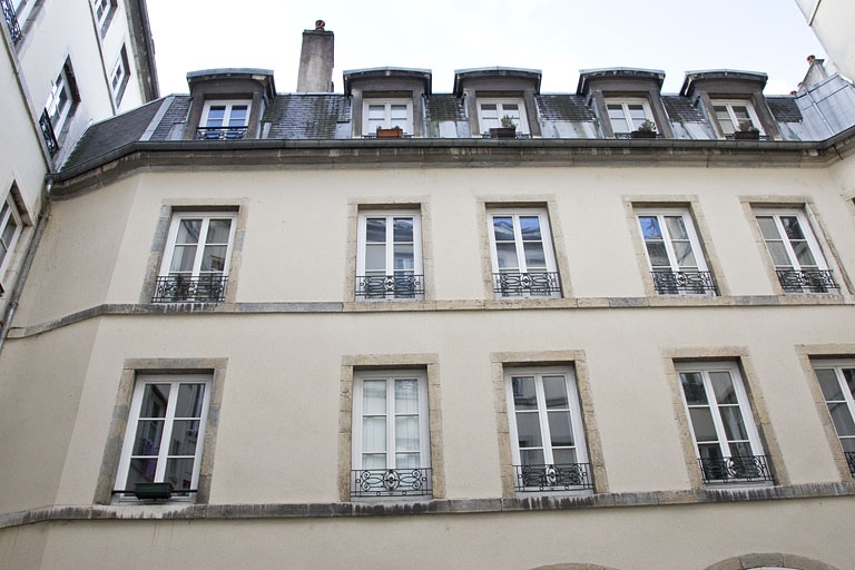 Logis secondaire, façade antérieure : détail des étages, de face. © Yves Sancey / Région Bourgogne-Franche-Comté, Inventaire du patrimoine - 2012