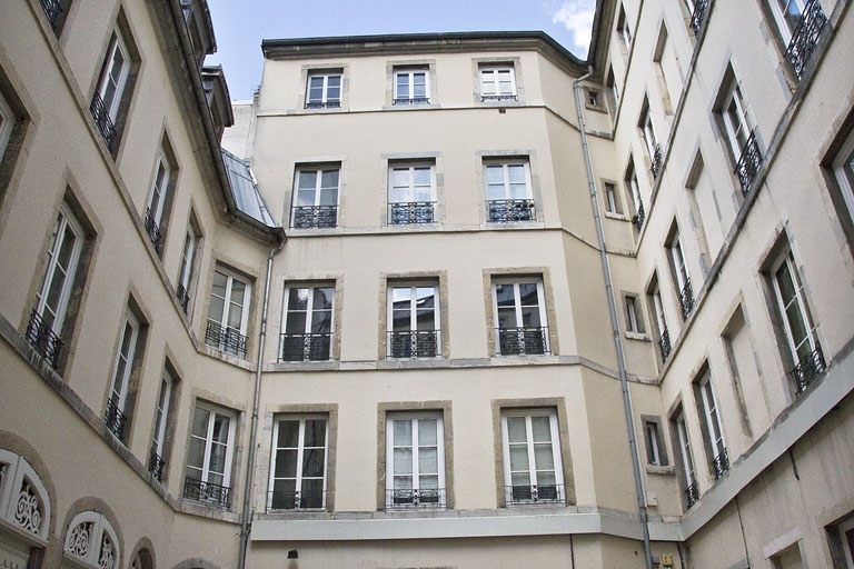 Vue d'ensemble des façades sur cour depuis l'entrée située côté rue Morand. © Yves Sancey / Région Bourgogne-Franche-Comté, Inventaire du patrimoine - 2012