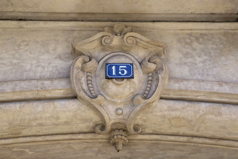 Logis principal, façade antérieure, portail d'entrée côté rue Proudhon : détail de la clé de l'arc. © Yves Sancey / Région Bourgogne-Franche-Comté, Inventaire du patrimoine - 2012