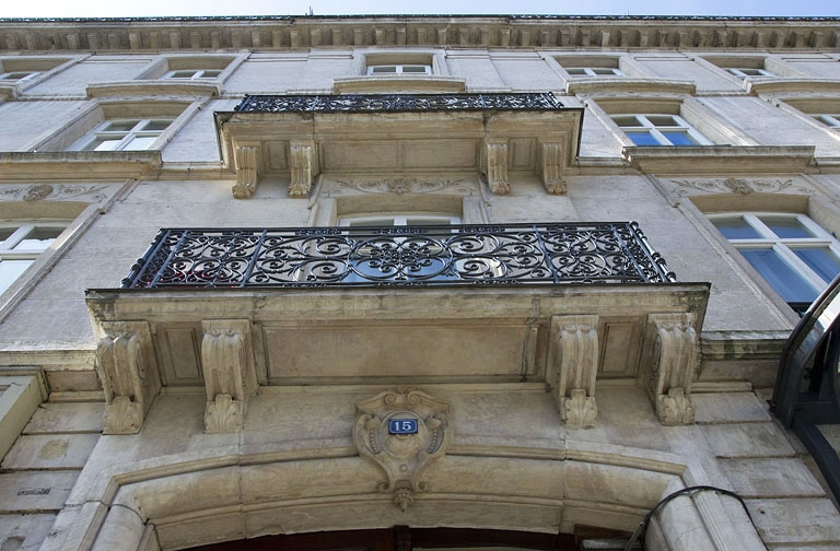 Logis principal, façade antérieure côté rue Proudhon : détail de la partie médiane en contre-plongée. © Yves Sancey / Région Bourgogne-Franche-Comté, Inventaire du patrimoine - 2012