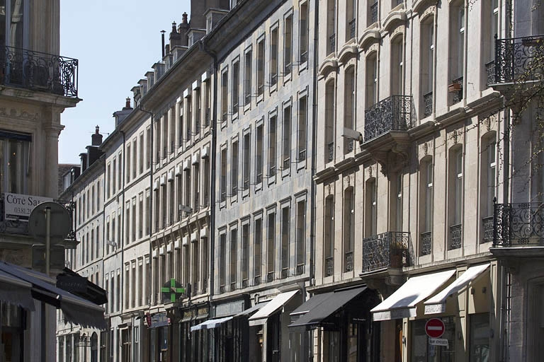 Vue d'ensemble dans l'alignement de la rue Morand, depuis la rue Proudhon. © Yves Sancey / Région Bourgogne-Franche-Comté, Inventaire du patrimoine - 2012