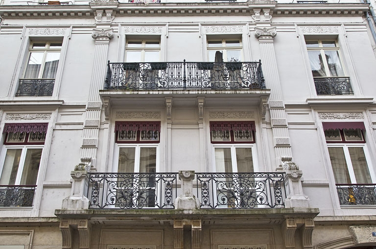 Façade antérieure : vue des balcons des premier et deuxième étages. © Yves Sancey / Région Bourgogne-Franche-Comté, Inventaire du patrimoine - 2012