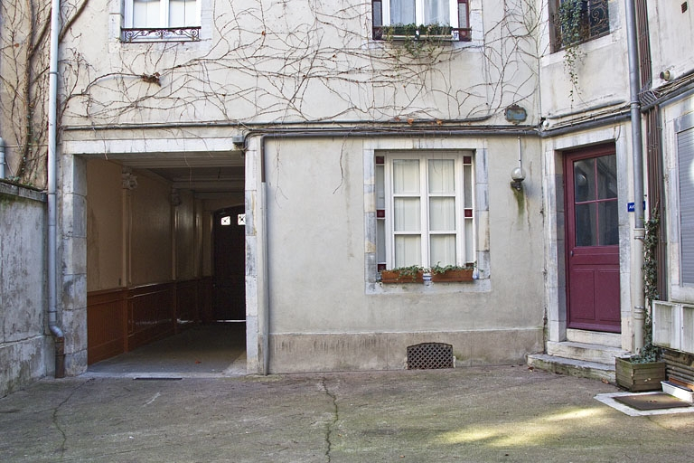 Façades sur cour : détail du passage cocher et de l'entrée du premier escalier. © Yves Sancey / Région Bourgogne-Franche-Comté, Inventaire du patrimoine - 2012
