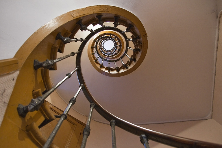 Intérieur : vue d'ensemble de l'escalier secondaire depuis le bas. © Yves Sancey / Région Bourgogne-Franche-Comté, Inventaire du patrimoine - 2012