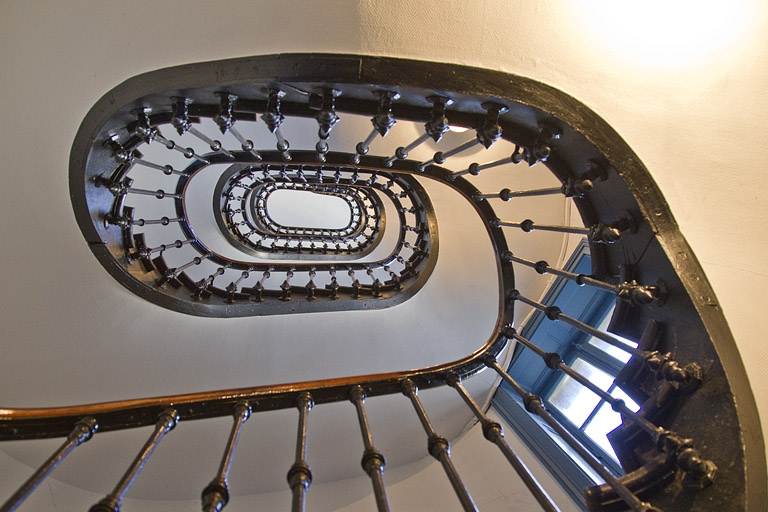 Intérieur : vue d'ensemble de l'escalier principal depuis le bas. © Yves Sancey / Région Bourgogne-Franche-Comté, Inventaire du patrimoine - 2012