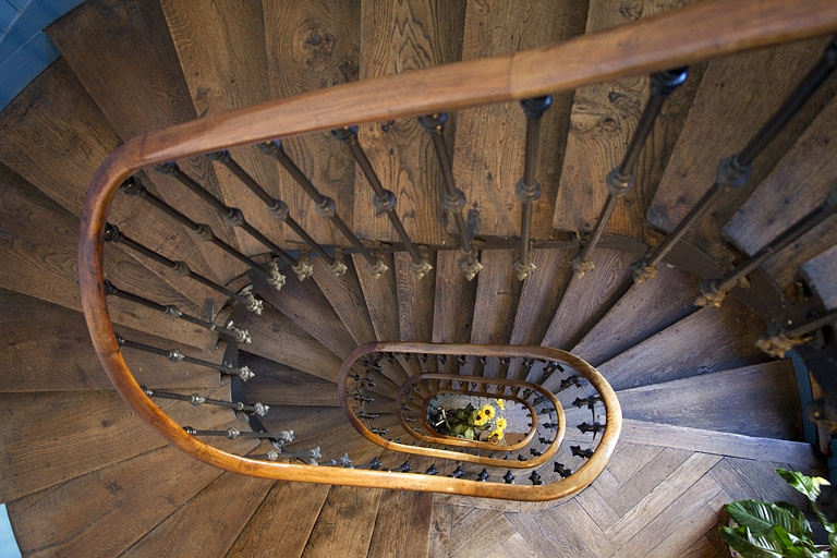 Intérieur : vue d'ensemble de l'escalier principal depuis le haut. © Yves Sancey / Région Bourgogne-Franche-Comté, Inventaire du patrimoine - 2012
